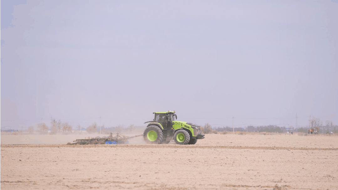 國產(chǎn)高端農(nóng)機加速突破！中聯(lián)重科DV4104混動拖拉機進入新疆熟化項目田間驗證階段